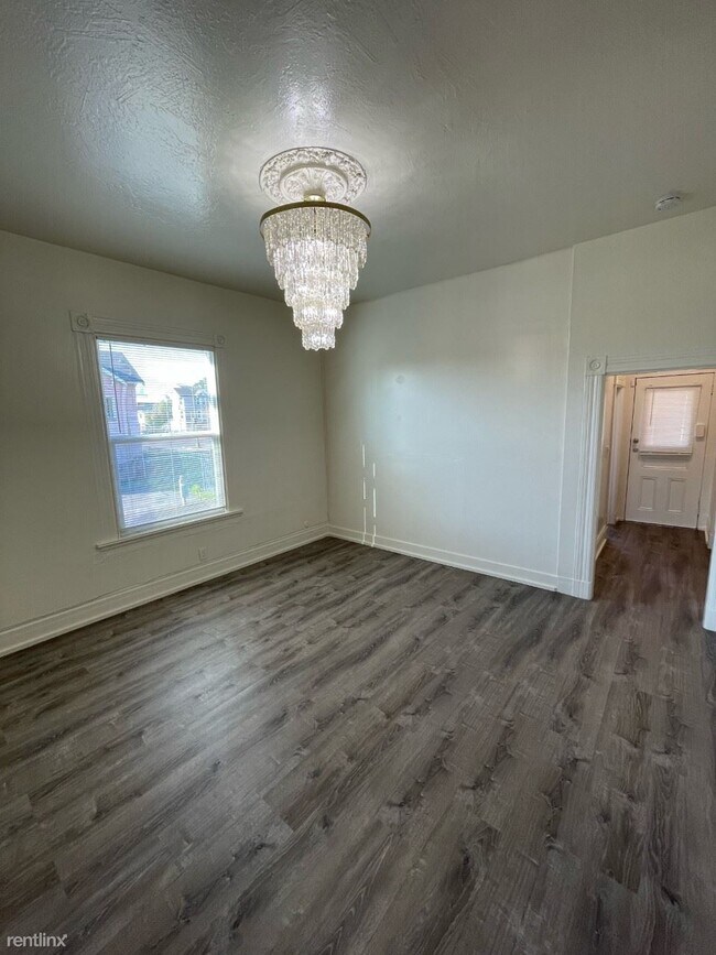 Building Photo - 723 27th St