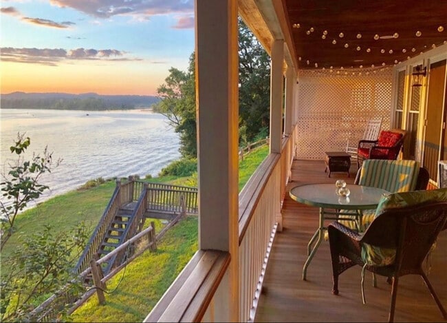 Building Photo - 83 Main St