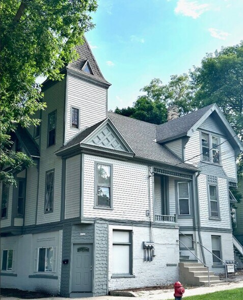 Building Photo - 1704 E Bradford Ave