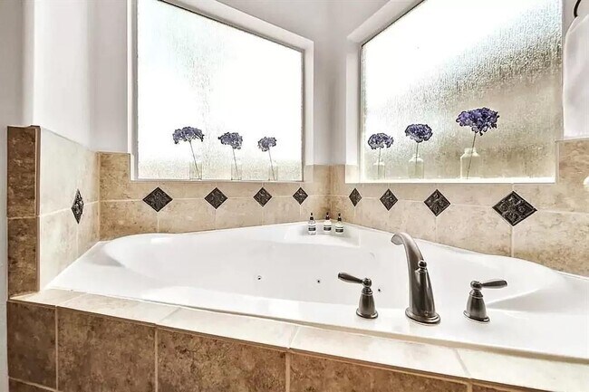 Building Photo - 8133 Tranquil Lake Way