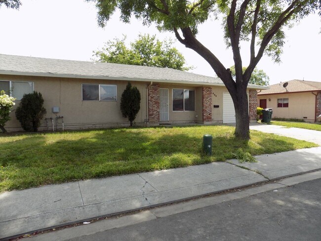 Building Photo - 498 Hintz Ave