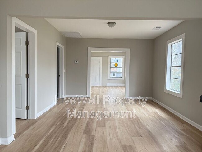 Building Photo - 353 16th Ave N