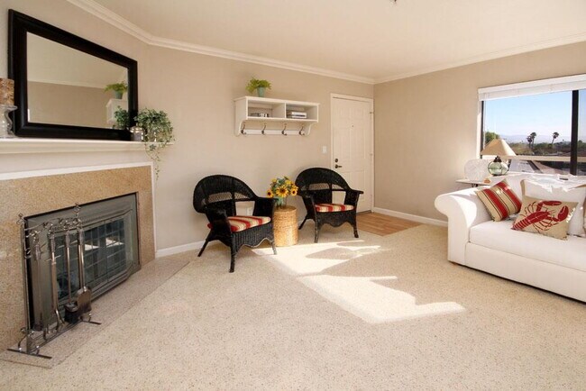 Building Photo - Open House Sunday December 7th 1-2pm  Beautiful Santa Cruz  Townhome in Prime Westside Location.