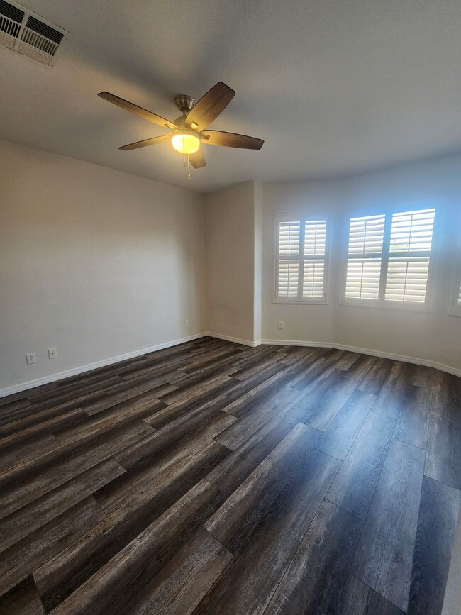 Building Photo - 4 bedroom townhome offers modern comfort i...