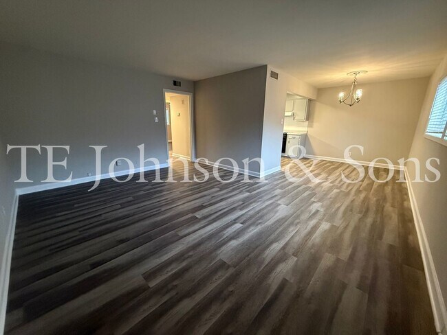 Building Photo - 2 Bedroom Salem View Apartment!