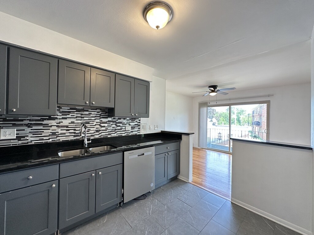 Building Photo - 1653 Oakwood Ave