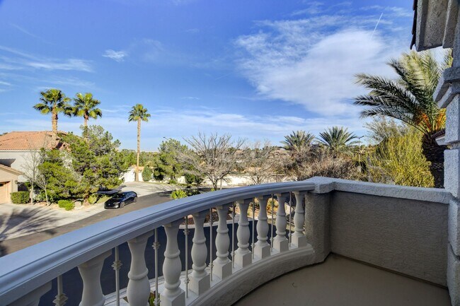 Building Photo - COMING SOON!! $1000 off 1st months Rent Guard-Gated Golf Course Living on the 14th Green!