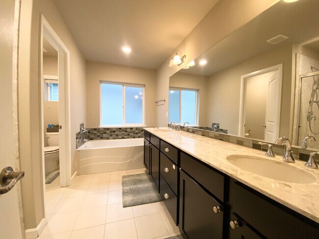 Building Photo - 3 bedroom, 2568 Sqft. home In Federal Way