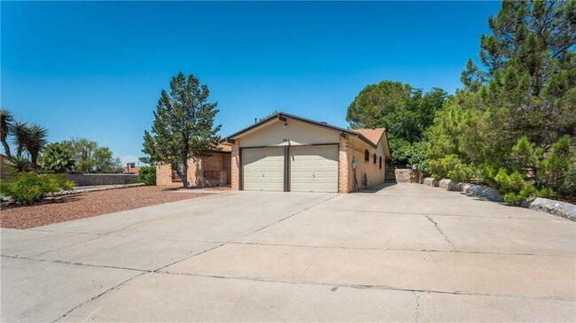 Building Photo - 701 El Parque Dr