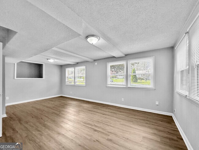 Building Photo - 440 Dartmouth Dr SW