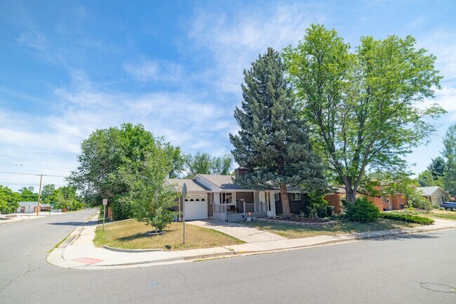 Building Photo - Amazing 3 bed/3 bath rental.  New Flooring!!  Solar Panels!!
