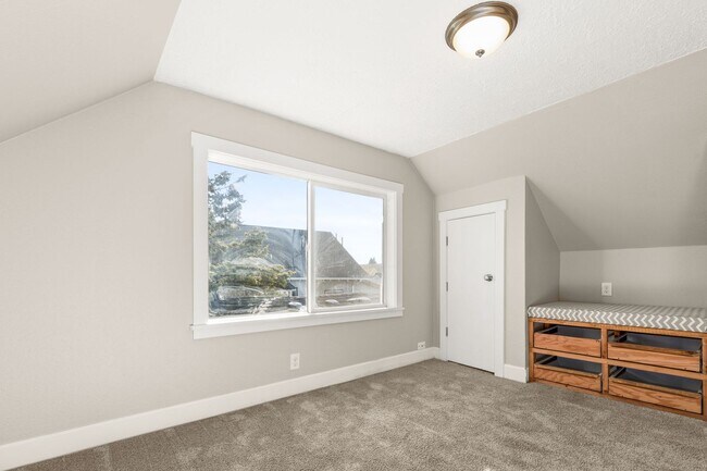 Building Photo - 8334 SE Taylor Ct