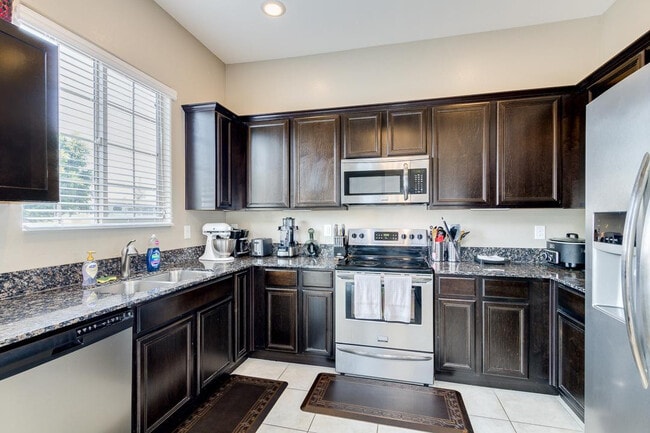 Building Photo - 1367 S Country Club Dr