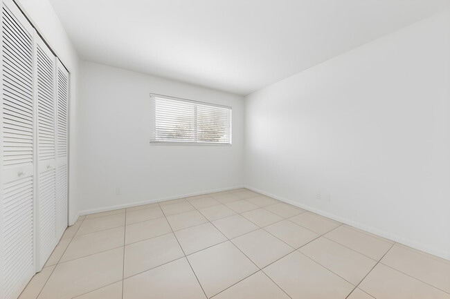 Building Photo - 1000 NE 9th Ave