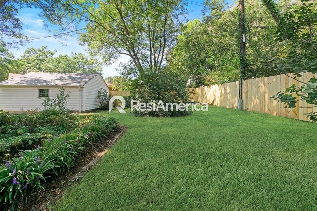 Building Photo - Newly Renovated off High Point Terrace!