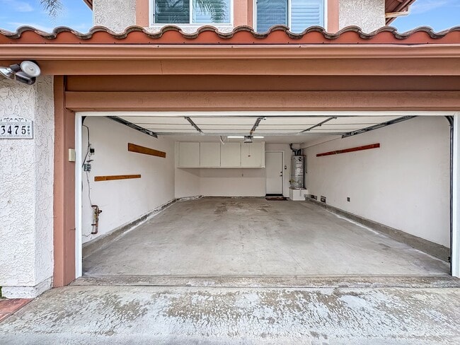 Building Photo - Beautiful 4B/3BA House w/ 2 Car Attached G...