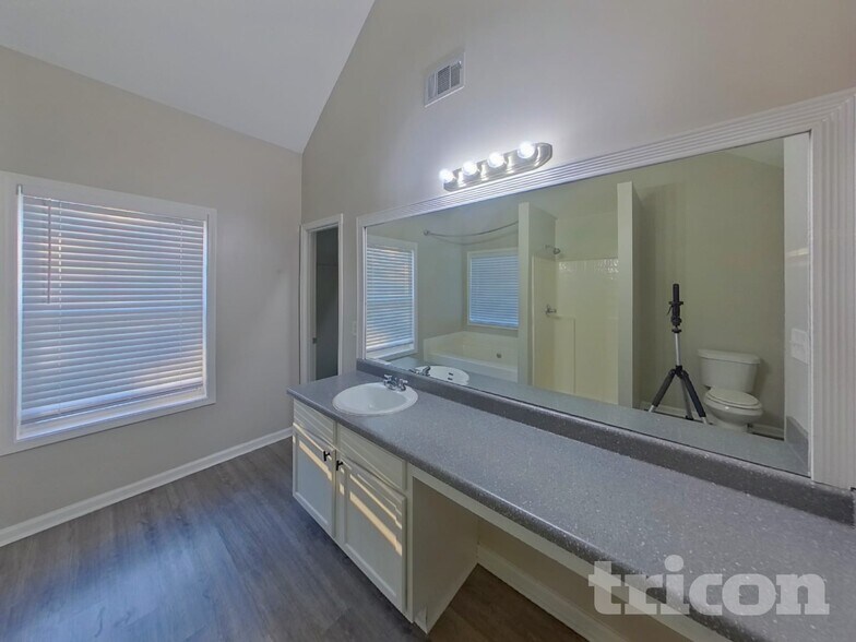 Building Photo - 7052 Ravenwood Ln