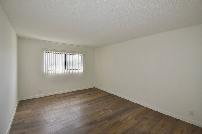 Building Photo - 17122 Chatsworth St