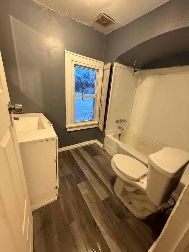 Building Photo - 3 bedrooms, 1 bath ranch house with big yard