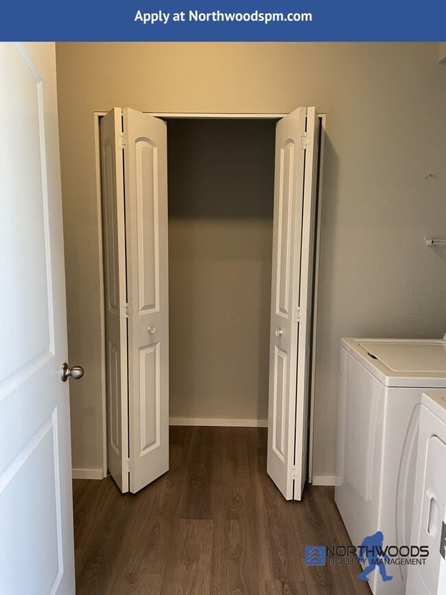 Building Photo - Newer Very Nice 2 Bedroom 1 Bathroom Downs...