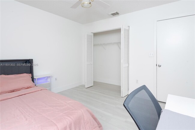 Building Photo - 1901 SW 129th Terrace