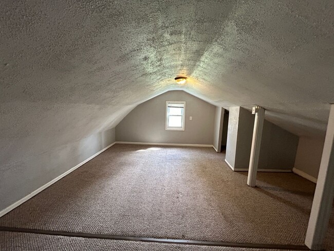 Building Photo - 3 bedroom 1 bath house in East Moline