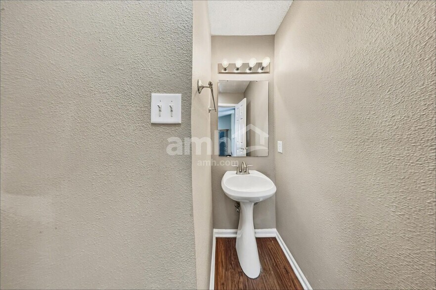 Building Photo - 10981 Clear Spring Dr