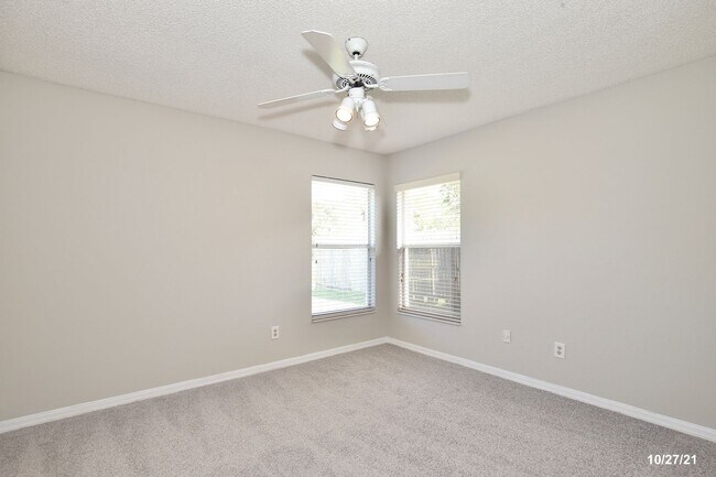 Building Photo - Stunning 3/2 Home with a Spacious 2 Car Ga...