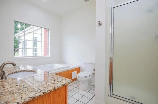 Building Photo - 1470 Forest St