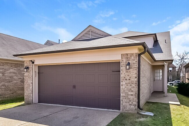 Building Photo - 7553 Glen Laurel Way