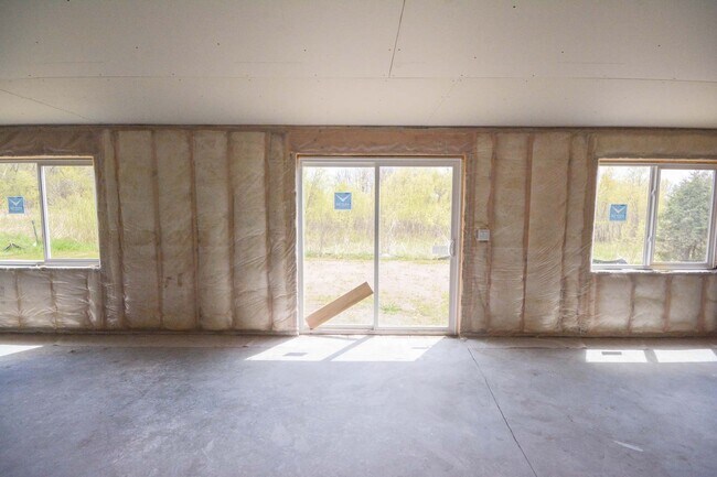 Building Photo - Bright & modern main floor living in newer home!