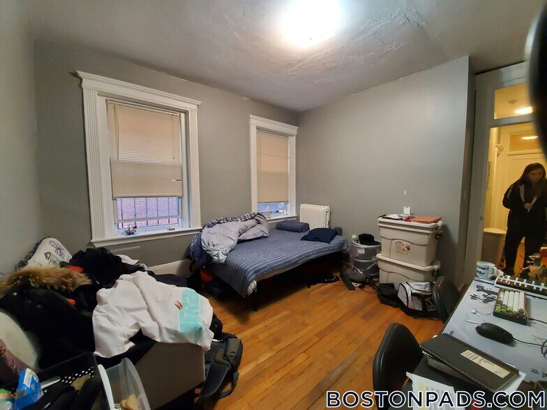 Building Photo - 463 Park Dr