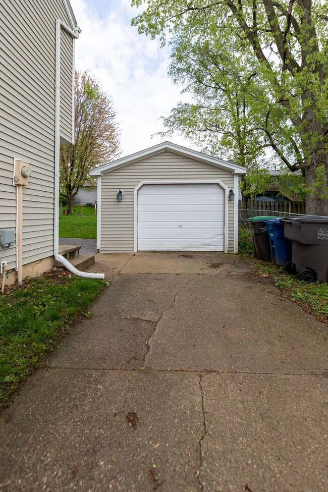 Building Photo - **Charming 3-Bedroom Home with Spacious Ya...