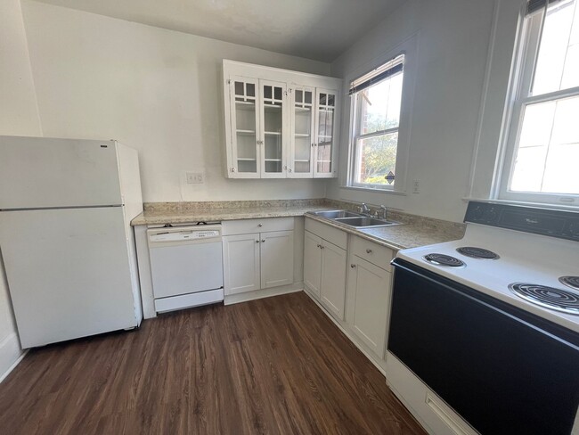 Building Photo - 3bed/1bath Duplex on West Campus - Walk to...