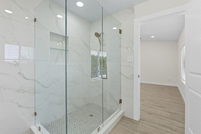 Building Photo - 5113 Loyola Ln