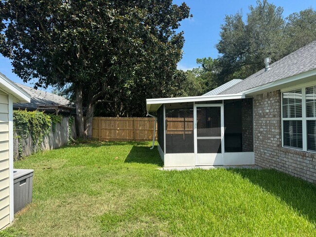Building Photo - 4 BED / 2 BATH CENTRALLY LOCATED IN FORT WALTON BEACH