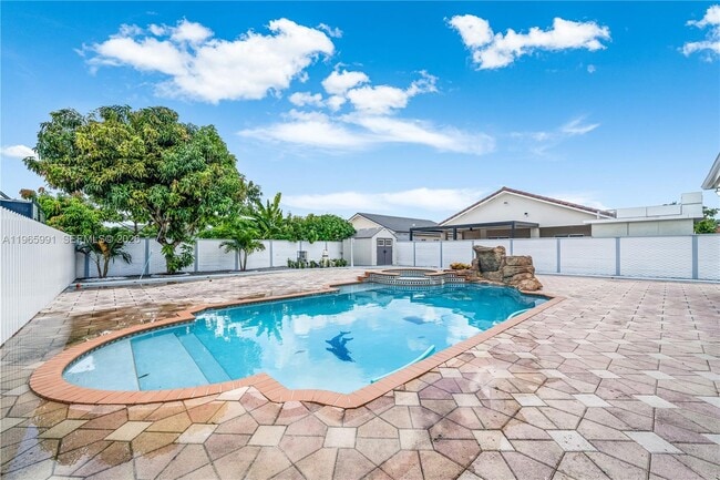 Building Photo - 1205 SE 7th Ct