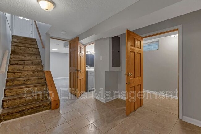 Building Photo - 2023 Sullivant Ave
