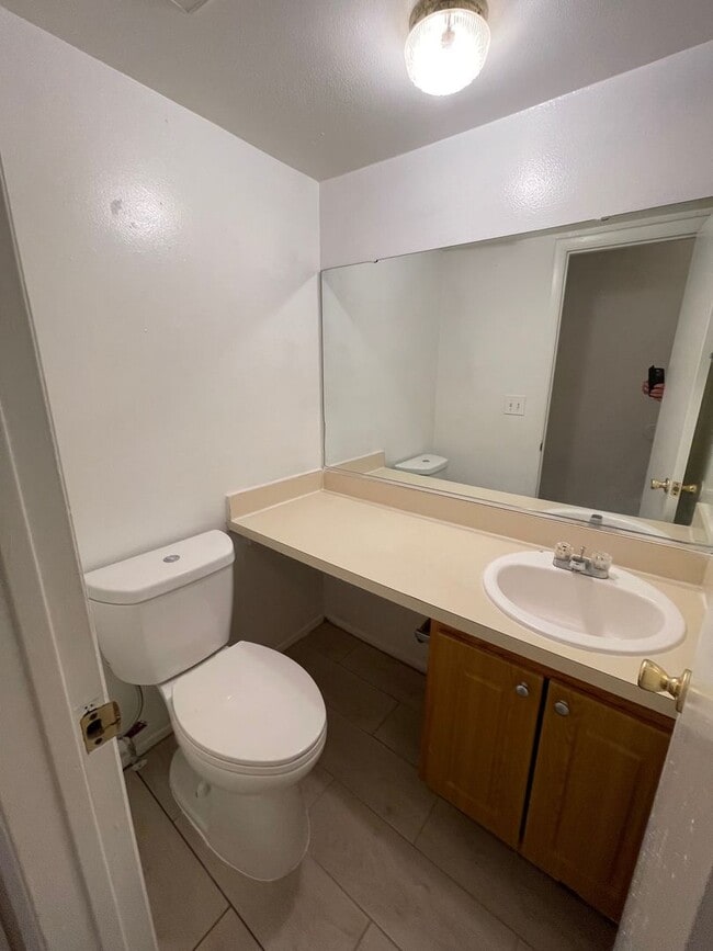 Building Photo - Large 2 Bedroom, 1 1/2 Bathroom Condo Available Immediately!