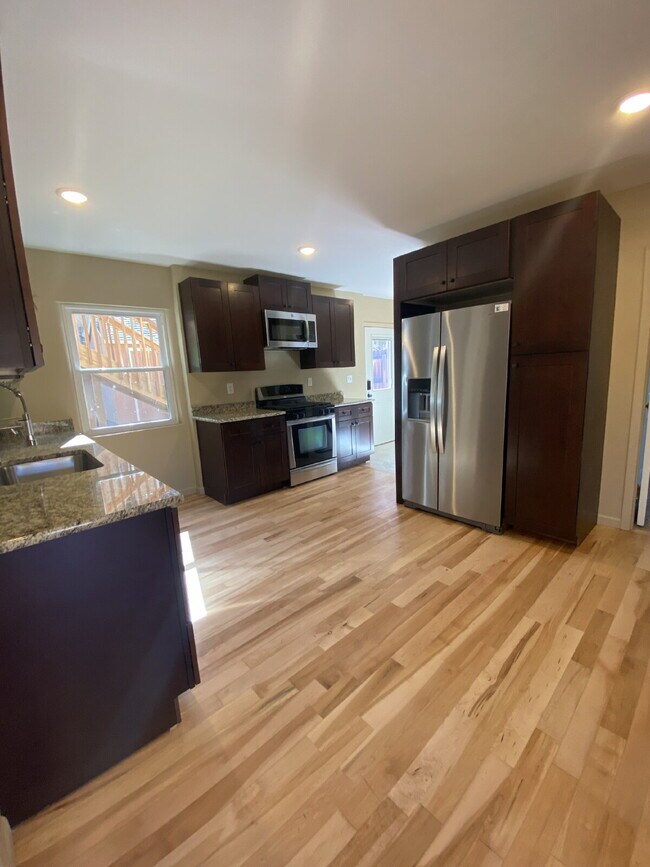 Building Photo - 2 bedroom duplex - Ground level - Prospect