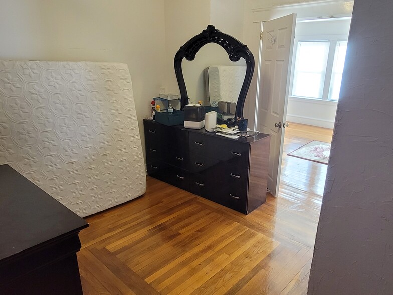 Building Photo - 94 Gill St