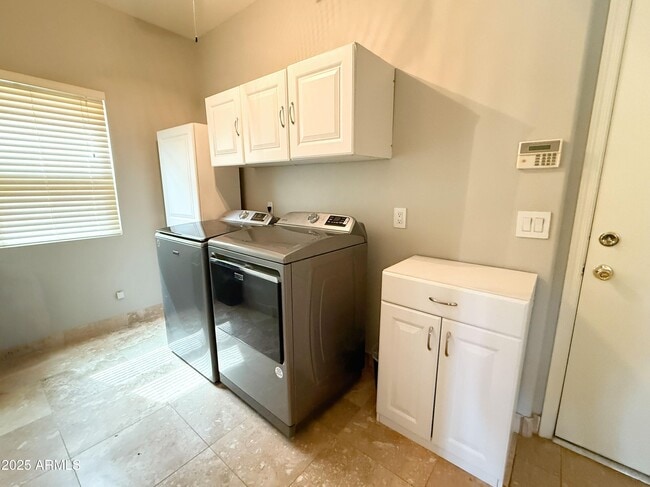 Building Photo - 9437 E Dreyfus Pl