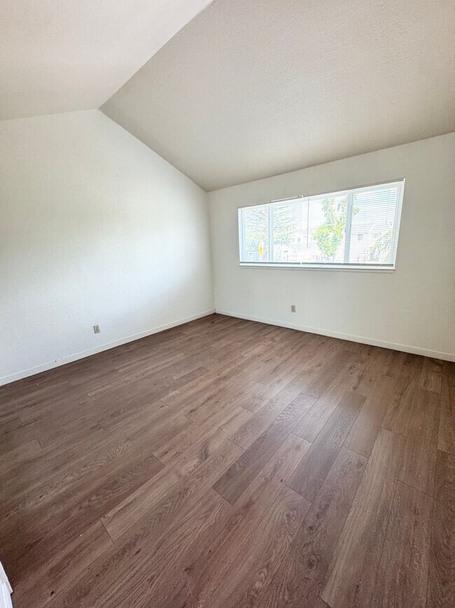 Building Photo - Bright Vaulted-Ceiling Condo in Gated Community • Pool • W/D Included • Move-In Ready