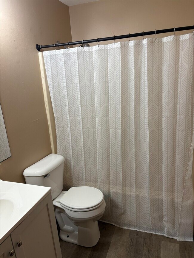 Building Photo - 2232 Nuttman Ave