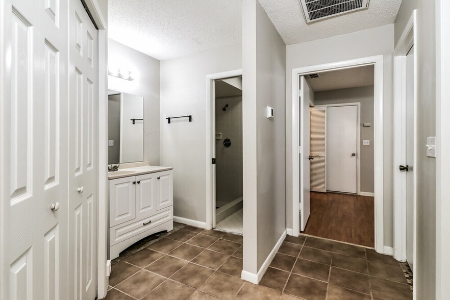 Building Photo - 11504 Robles Del Rio Pl