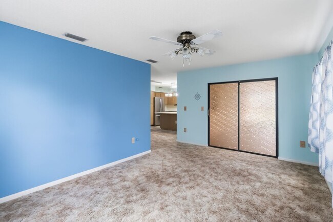 Building Photo - PENDING APPLICATION-Charming 2/2 Spacious Home with/ 1 Car Garage in St. Cloud Close to the Lakef...