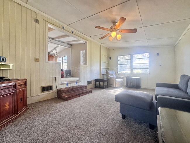 Building Photo - 627 E Warner St