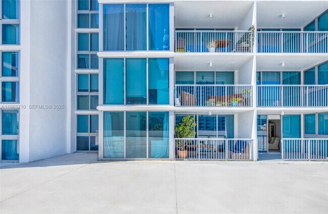 Building Photo - 2655 Collins Ave