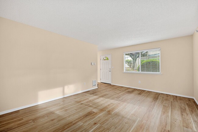 Building Photo - North Tacoma Condo Living | 2 Bed, 1.5 Bat...