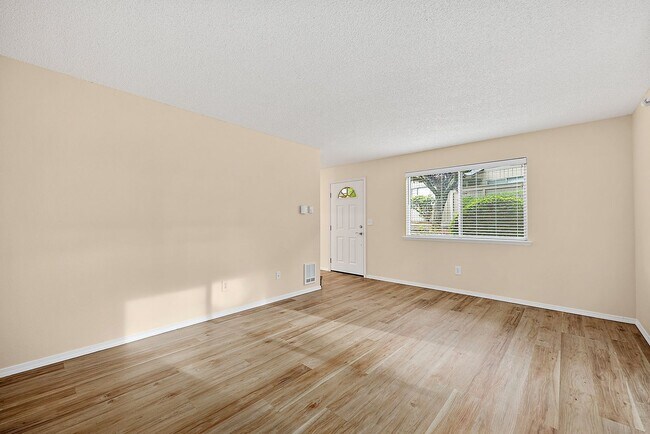 Building Photo - North Tacoma Condo Living | 2 Bed, 1.5 Bath End-Unit | Great Amenities!